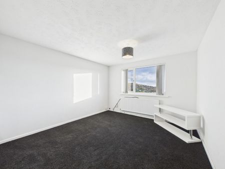 2 bedroom Flat To Let - Photo 3
