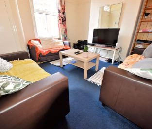 4 bedroom House in School View, Leeds - Photo 6