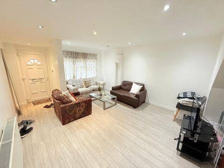 4 Bed Semi-Detached House, Almond Avenue, W5 - Photo 2