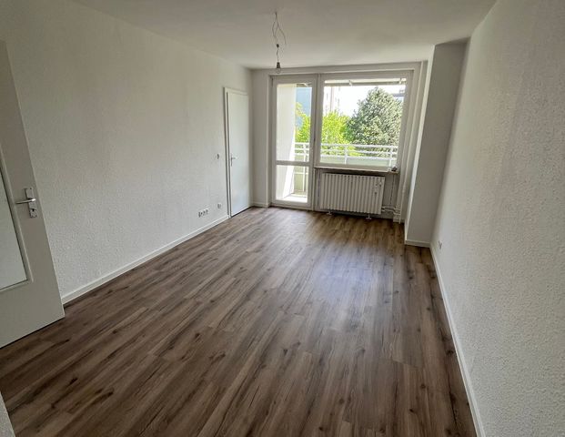 Wohnungsschlüssel unter'm Weihnachtsbaum - Foto 1