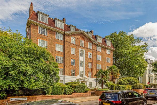 A fabulous three bedroom apartment with wonderful views over the picturesque Petersham Meadows and allocated underground parking - Photo 1