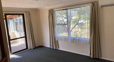 Central 3BR fully fenced home with sunroom - Photo 3