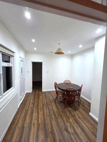 3 bedroom flat to rent - Photo 2