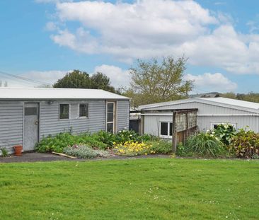 4 BEDROOMS, OFFICE AND LOTS OF SHEDS! - Photo 3