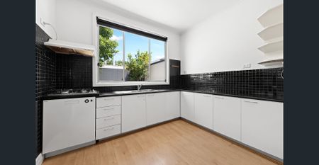 Perfectly located! - Photo 4