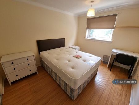 3 bedroom flat to rent - Photo 3