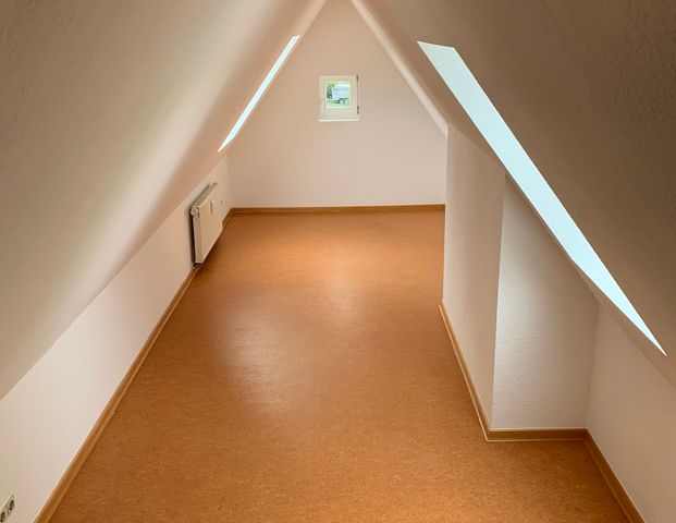 Große 3-Zimmer-Wohnung im Dachgeschoss - Photo 1