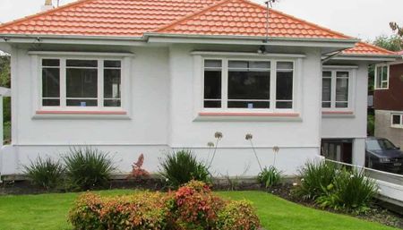 Excellent location, 5 bedroom stunner ! - Photo 5