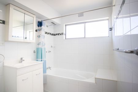 Light Filled Unit in Ideal Location - Photo 3