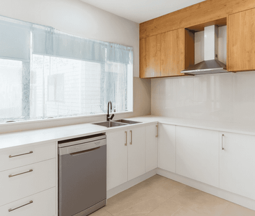 Townhouse in a convenient location! - Photo 4