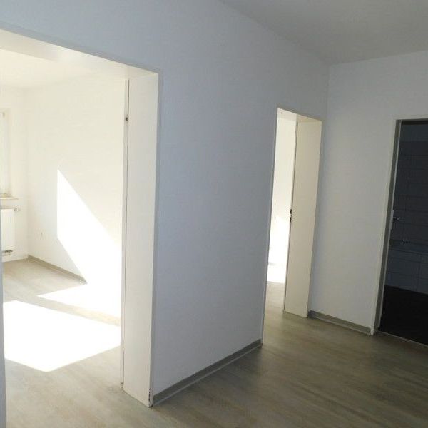 Modernisierte 3-Zimmer-Erdgeschosswohnung mit Balkon! - Foto 1