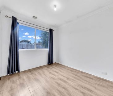 Spacious Family Home with Exclusive Country Club Access - Photo 4