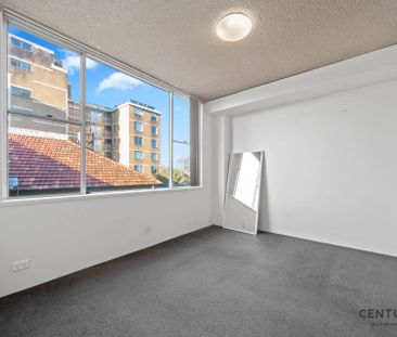 Studio Apartment in Prime Location with Communal Rooftop - Photo 4