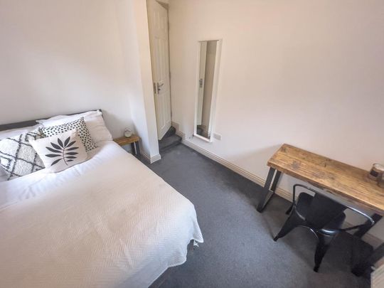 6 bedroom terraced house to rent - Photo 1