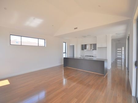 Spacious Family Home in Quiet North Kellyville - Photo 4