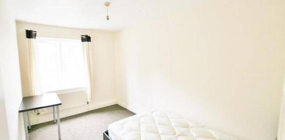 4 bedroom apartment to rent - Photo 2
