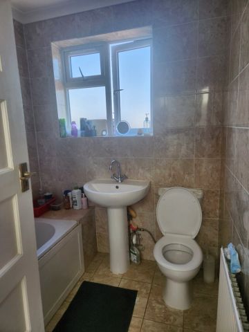 Room in a Shared Flat, Imperial Drive, HA2 - Photo 3