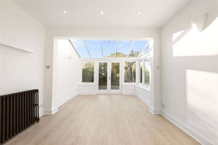 A lovely family home with grand proportions and a wider than average west facing garden. - Photo 5