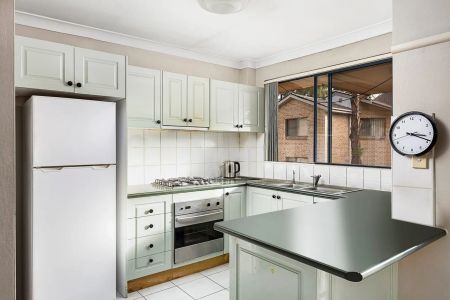 Beautiful light filled central apartment! - Photo 3