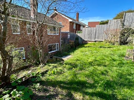 3 bedroom Spacious Three Bedroom Home to rent - Photo 2