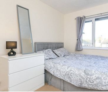 2 Bed Flat, Muggeridge Close, CR2 - Photo 1