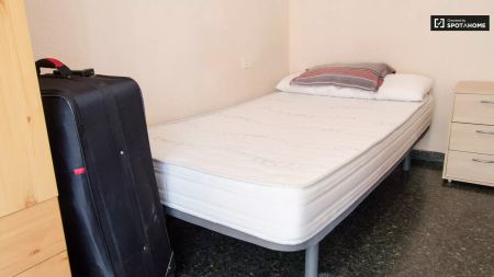 Double bed in Rooms for rent in 5-bedroom apartment with huge terraces in Benimaclet - Photo 4