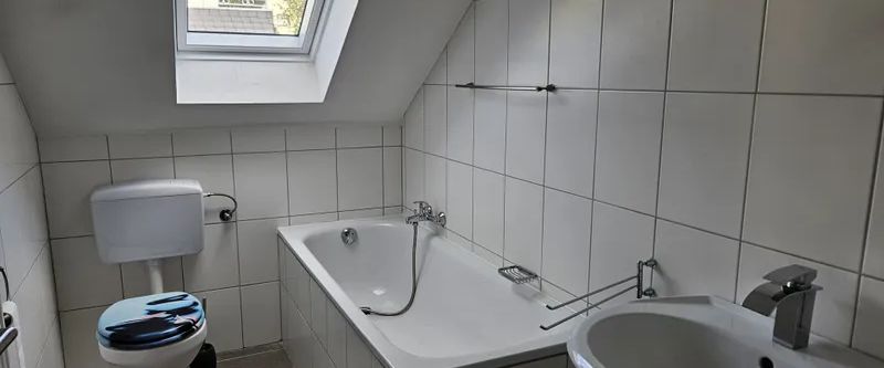 Moderne Dachgeschosswohnung in ruhiger Lage - Photo 1
