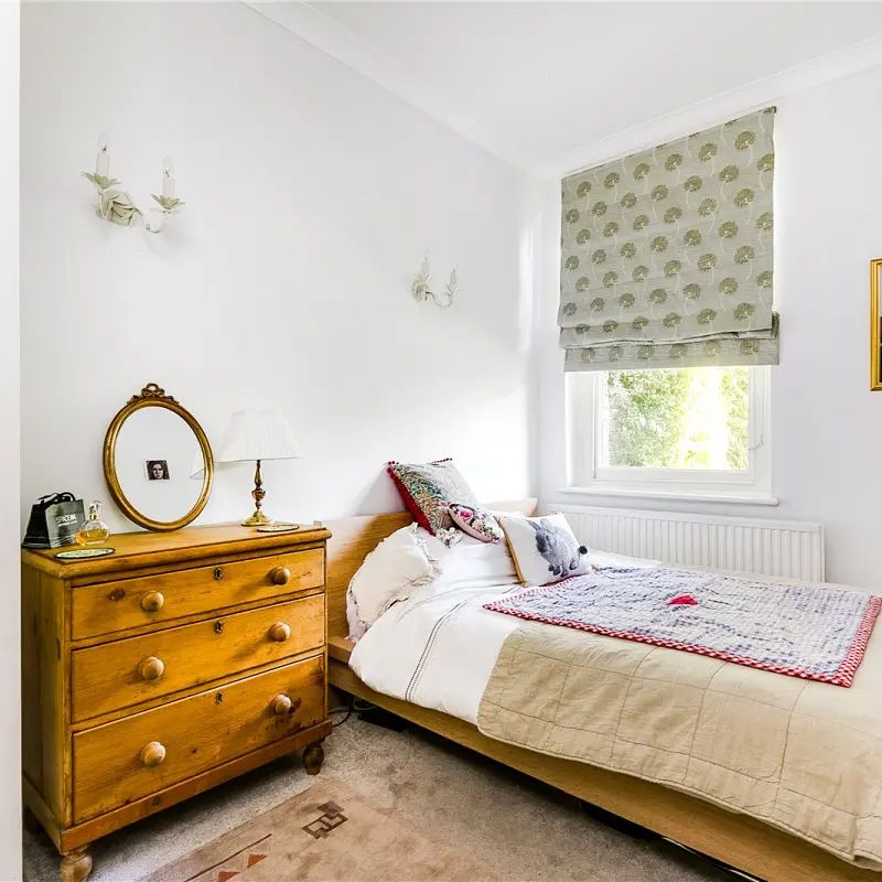 3 bedroom flat in Mortlake High Street - Photo 1