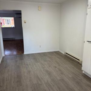 51/2 dispo 1 Oct 2025 a Boisbriand plusieurs services inclus internet Stationnement Déneigé Thermopompe Climatisation Locker - Photo 2