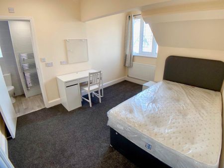 3 bedroom flat to rent - Photo 2