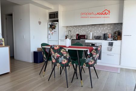 Modern 2-Bedroom Corner Apartment – Furnished with Stunning City Views! - Photo 4