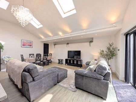 4 bedroom semi-detached house to rent - Photo 4