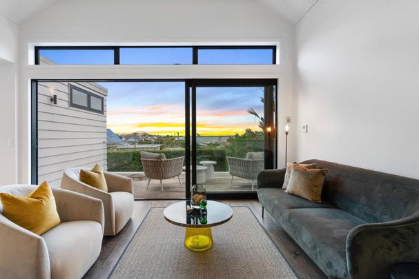 Luxury living with harbour views - Photo 1