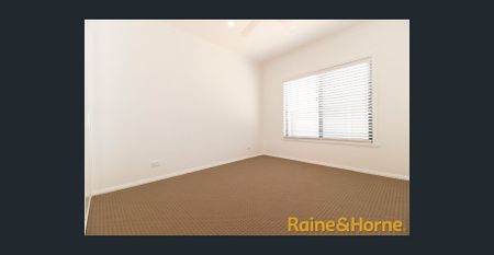 Spacious Unit In South - Photo 2