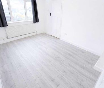 The Crescent, Harlington, UB3 - Photo 3