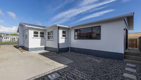 Stylish Four Bedroom Home - Photo 5