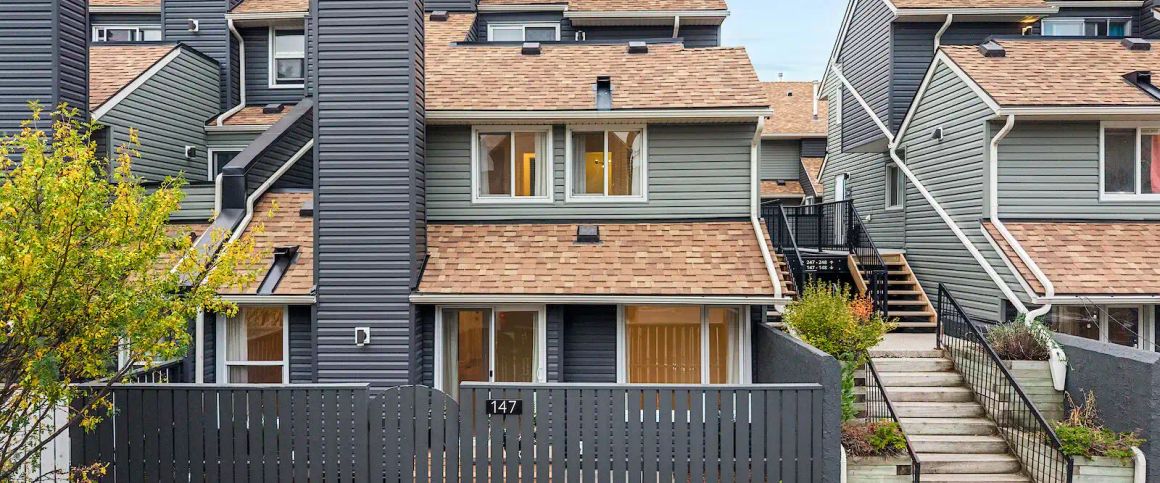 Renovated Townhome with Attached 1 Car Garage - 3 Bedrooms 2 Bathrooms — 3 Bedrooms Townhouse - Photo 1