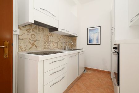 Spacious and bright single room with private kitchen in Via Aselli - Photo 2