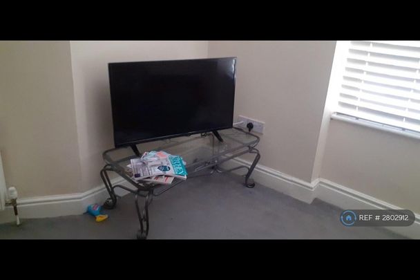 1 bedroom in a flat share to rent - Photo 1