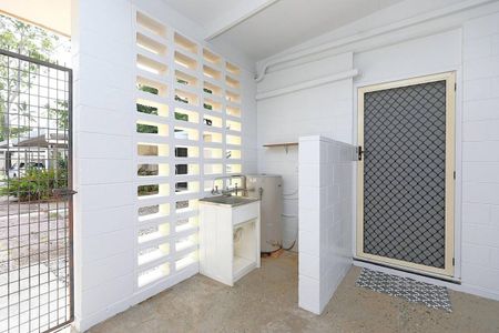 Fully Renovated - Vaulted Ceilings - 60m From Beach - Fenced Yard - Secure Carport - Photo 3