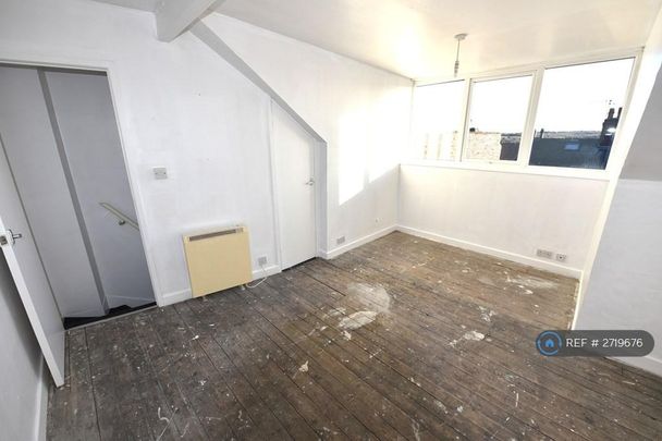 2 bedroom end of terrace house to rent - Photo 1