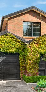 Stylish and Spacious Home with Solar and Brand New Flooring in Heart of Aberfeldie - Photo 3