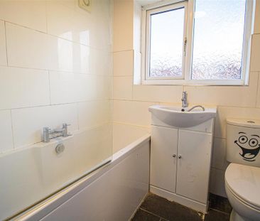 4 bedroom semi-detached house to rent - Photo 2