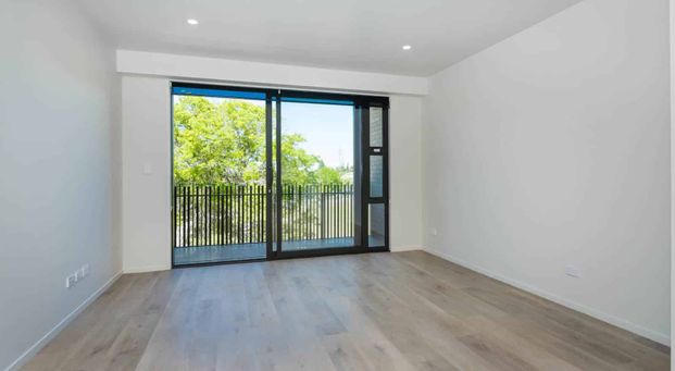 Modern top floor 3 bedroom apartment - Photo 1