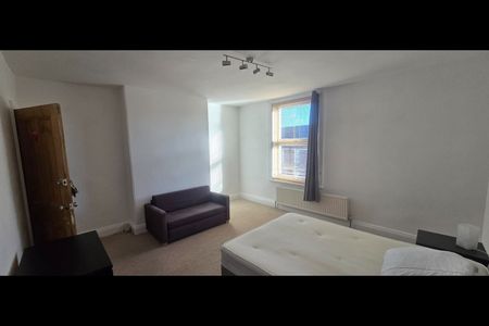 Room in a Shared House, Arthington View, LS10 - Photo 3