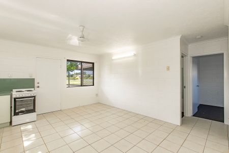 2/2 Saltbush Boulevard, Rasmussen - Photo 2