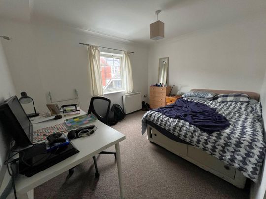 2 bedroom Flat To Let - Photo 1