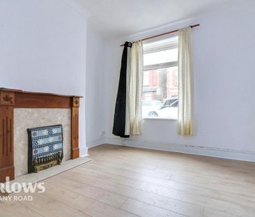 4 bedroom end of terrace house to rent - Photo 1