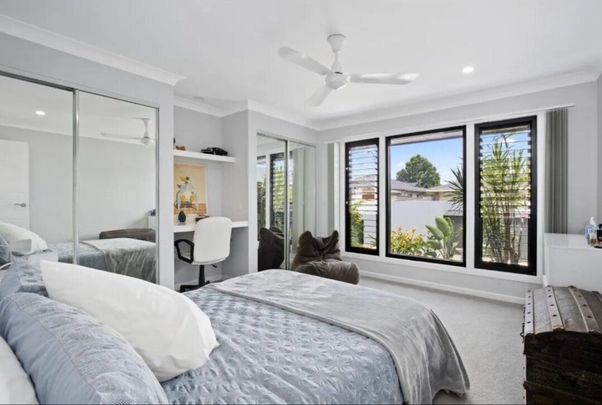 Burleigh Waters - Photo 1