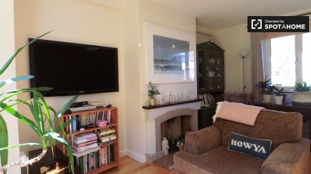 Room for rent in 2-bedroom house in Ballygall, Dublin - Photo 3